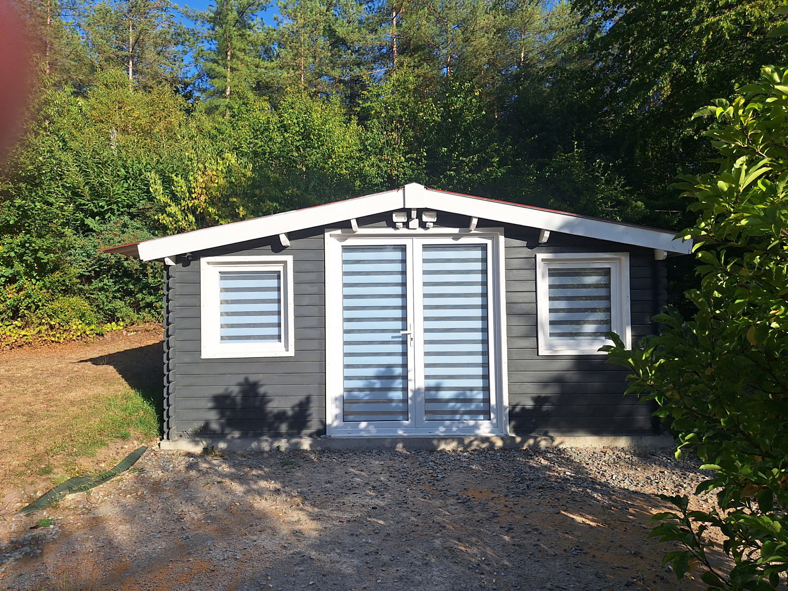 Le chalet du bien-être en bois, en lisière de forêt, un matin ensoleillé